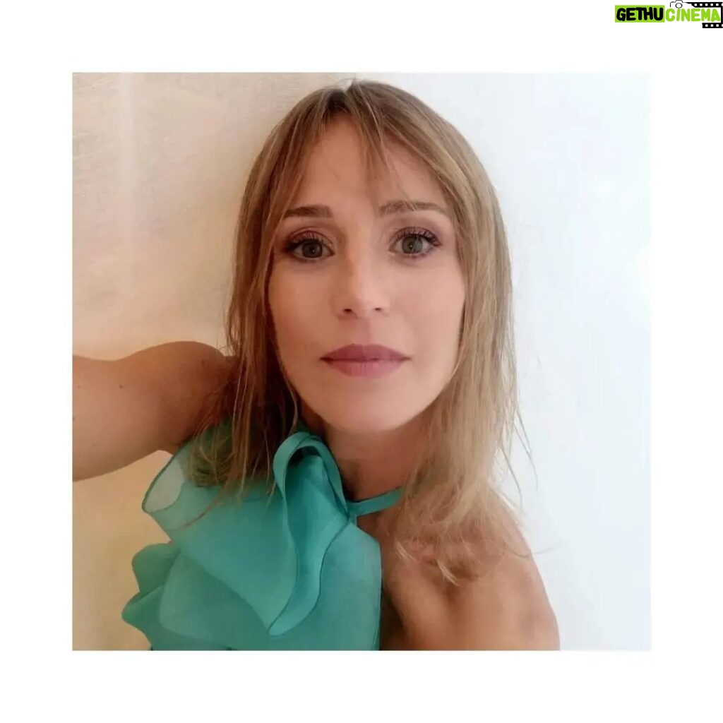 Marta Etura Instagram - Felices de estrenar "El Color del Cielo" de @jm_zapata, en @sansebastianfes ✨❤ Gracias por vuestra maravillosa acogida 🤍 Gracias @charlottetilbury!! @yolandamorales.mua💄✨❤ #Ad #CharlotteTilbury #70SSIFF ❤🎬