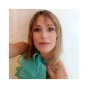 Marta Etura Instagram - Felices de estrenar "El Color del Cielo" de @jm_zapata, en @sansebastianfes ✨❤
Gracias por vuestra maravillosa acogida 🤍

Gracias @charlottetilbury!! @yolandamorales.mua💄✨❤ 
#Ad #CharlotteTilbury 
#70SSIFF ❤🎬