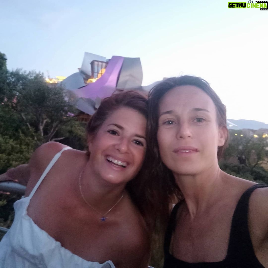 Marta Etura - 3K Likes - Gracias @hotelmarquesderiscal y BASQUE TOUR por este maravilloso fin de semana 🌱 pasear entre viñedos, comer tan rico y conocer un poquito más la Rioja Alavesa ha sido un placer enorme! Gracias Idoia Ansa 💙 @veronicaronda Te quiero!!!