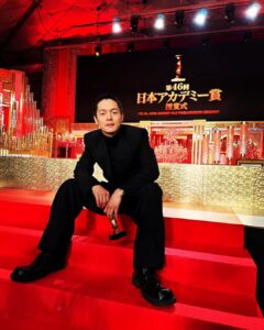 Masataka Kubota Instagram - 第46回日本アカデミー賞 映画「ある男」 最優秀助演男優賞を受賞させていただきました このチームの一員になれたこと 心から誇りに思います 日々の葛藤 気が遠くなるような作業が続く現場で ネガティヴな思考になったこともあり過ぎたけど それでも 一瞬でも 役者にしか体感できない快感が そこには確かに存在していて この晴れやかな舞台も 一つのご褒美なのかなと感じています 役者に終わりはないから 自分のやるべきことにフォーカスして 限りある時間を とことん有意義に 過ごして 映画に恩返しできるよう またイチから 積み上げていきたいと思います 映画ある男に携わった全ての方に感謝しています ありがとうございました。