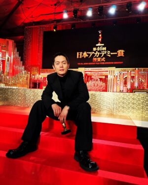 Masataka Kubota Instagram - 第46回日本アカデミー賞
映画「ある男」
最優秀助演男優賞を受賞させていただきました
このチームの一員になれたこと
心から誇りに思います
日々の葛藤
気が遠くなるような作業が続く現場で
ネガティヴな思考になったこともあり過ぎたけど
それでも
一瞬でも
役者にしか体感できない快感が
そこには確かに存在していて
この晴れやかな舞台も
一つのご褒美なのかなと感じています

役者に終わりはないから
自分のやるべきことにフォーカスして
限りある時間を
とことん有意義に
過ごして
映画に恩返しできるよう
またイチから
積み上げていきたいと思います

映画ある男に携わった全ての方に感謝しています

ありがとうございました。