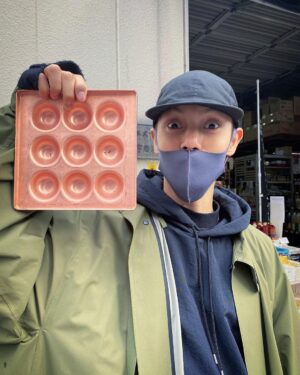 Masataka Kubota Instagram - ついに手に入れたよ…。
銅製たこ焼き天板🐙
大事に大事に使って育てていくで。