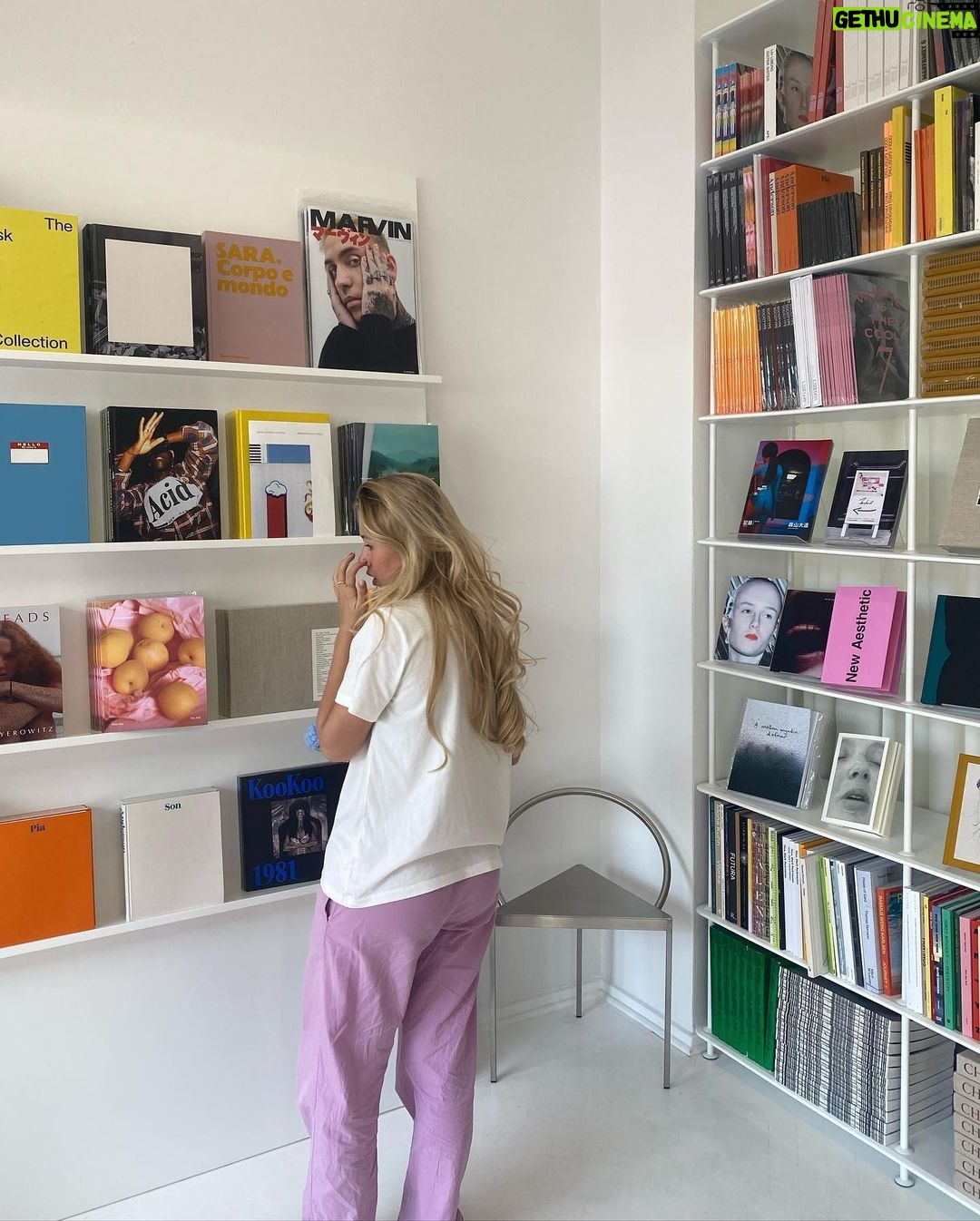 Matilde Wagner Instagram - Min forvirret ass i den sejeste fotobutik 🫶Dog i lidt sejt kluns fra @munkstore.dk #reklame #gave Copenhagen