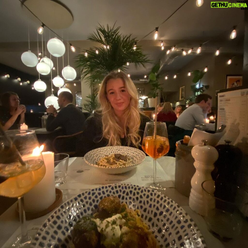 Matilde Wagner Instagram - 5 minutter inden jeg var mere end mæt☺️ Copenhagen