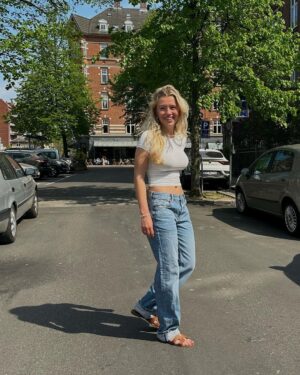 Matilde Wagner Instagram - #reklame Swipe for en glad Matilde i flot tøj fra @ginatricot hvor du kan få 20% med koden “matilde20” 👏👏