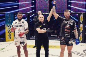 Matyas Viszlay Instagram - KSW 79 Win 🔥 
V pozápasovom rozhovore som zabudol spomenút že pred zápasom 3 týždňe som mal REBRO uplne KO, dva dni som sa nevedel poriadne hýbať.
Ale po dvoch dňoch som trénoval ďalej, cez obrovské bolesti a cez plač ... doslova som potil krv. Ďakujem každemu za pomoc a podporu. 💪🤝 Važim si všetky 
@barbaer_konig 
@citygymkosice 
@topteamkosice 
@krabicku_yem 
@juraj_winkelmes 
@matuslaincz 
@dusan_danko_dd 
@kswczechrepublic 
@ksw_mma