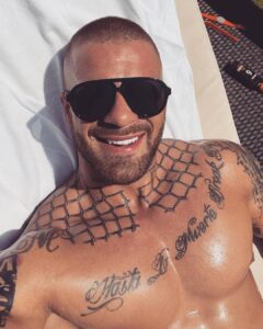 Matyas Viszlay Instagram - Zaslúžený oddych ... @plazabeachresort #summer #summertattoo #tattooboy #muscle #gucci #guccisunglasses PLAZA BEACH Resort