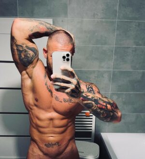 Matyas Viszlay Instagram - Aktualná forma, váha 98,5 kg a týžden do zápasu. Good 🤜👌 Ideme bomby @preshowmma #preshow #mma #fight #weightmake #muscle #weightin #tattoo #tattooboy
