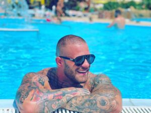 Matyas Viszlay Instagram - Chill.... 😉 #summer #summervibes #plazabeach #tattooboy #gucci #tattooinspiration #tattoolife #fitness #muscle