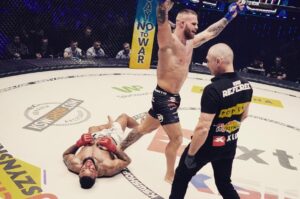 Matyas Viszlay Instagram - KSW 79 Win 🔥 
V pozápasovom rozhovore som zabudol spomenút že pred zápasom 3 týždňe som mal REBRO uplne KO, dva dni som sa nevedel poriadne hýbať.
Ale po dvoch dňoch som trénoval ďalej, cez obrovské bolesti a cez plač ... doslova som potil krv. Ďakujem každemu za pomoc a podporu. 💪🤝 Važim si všetky 
@barbaer_konig 
@citygymkosice 
@topteamkosice 
@krabicku_yem 
@juraj_winkelmes 
@matuslaincz 
@dusan_danko_dd 
@kswczechrepublic 
@ksw_mma