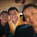 Mau Hou Cheong Instagram - 舊機構舊老細羅華下月移民，光是與他Farewell也吃了兩頓飯，席間話題不絕，與他和一眾同事的相處往事似雪片飛來。 記得零一年當暑期實習生，被監製派到新傳大師兄身後，學習當助理編導的學徒，師兄一邊忙著預備自己首套導演作品，一邊要帶「煙腸」，一邊再替羅華籌備新節目片頭短片拍攝；拍攝日是實習的第一個周末，記憶中因為颱風一再延期，師兄就著我一同到現場幫手與學藝偷師，那時論論盡盡，見識又少，生平第一次看見專業的電視製作，那刻見導演一行人在不理想的天氣下也隨心拍出美麗片段，大開眼界。 當助導初年看到很多同事都能出埠拍攝節目，一直只能羨慕，大概監製總覺得我粗心大意，難委以重任，直至較後的時間，才迎來唯一一次出埠拍攝，也是跟隨羅華到廣西，攝製一條人瑞村莊的紀錄片，身處窮鄉僻壤，嚐盡苦樂，真切體會出外拍攝不是閙著玩，見到華哥與攝影師旅程中間的磨合，到後來完成工作那份歡愉，最後一天，一行三人在投宿的老房子後院晚飯過後，說著無聊笑話，機頭吐著愜意的煙圈，滲進眼前慢慢轉藍的天色。 有一年公司祭出新工種分類，在助導以外，再添加一個叫multi-tasking的助理編導，懂得操作一般拍攝器材或者進行簡單剪接的同事都可申請，獲得加薪，我很快申請成功，其後獨自替羅華拍了半天外景，還記得拍一個馬房，但事後的footages完全未達水平，不能用，被他嚴厲訓示了一頓，說我這樣下去極容易給人垢病，自己還得認真增值，提升自己，在舊機構前後五年，被不同監製導演訓話不計其數，但那次真的感到他在替我設想。 可羅華也是第一位讓我初嚐導演滋味的人，那年公司管理層有個新構思，讓員工自發組隊創製節目，在那系列裏面，他想到在一集半小時節目內一口氣拍攝七條短片故事，更把其中兩條交到我跟另一位同屆同學手中，經歷過三年在中文科教育電視相對刻板當副導的磨練與等待，得此機會帶點難以置信，一路做一路如履薄冰，但當時那小團隊的一眾前輩導演都給予很多鼓勵， 那一年，總算有自己的作品了。 零七年辭工去，開始樂隊事業，但我們幾個要好同事這些年都會聚頭，前輩與同輩，大家都有種歷久常新的師徒感情；當知道華哥要辭行，很多good old days回憶一下湧來，原來是會招架不住。好想向他道謝，願他一家到外國後，能輕鬆自在。 又想起零一年，實習時首次跟場協力的片頭短片從屬一個叫《現代童話》的戲劇節目，開場音樂配上張學友《沒有童話時》，於我而言，畢業後這第一份工遇過很多好人好事， 根本也是一部童話。 願所有授教過的，砥礪過的都安好快樂。 至沒童話時， 仍同奔馳。 #ciao #mitrabajoprimero #現代童話 #teen外有天 #零和一的遊戲 #黃金歲月 #願你去到新天地 Hong Kong