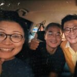 Mau Hou Cheong Instagram - 舊機構舊老細羅華下月移民，光是與他Farewell也吃了兩頓飯，席間話題不絕，與他和一眾同事的相處往事似雪片飛來。 記得零一年當暑期實習生，被監製派到新傳大師兄身後，學習當助理編導的學徒，師兄一邊忙著預備自己首套導演作品，一邊要帶「煙腸」，一邊再替羅華籌備新節目片頭短片拍攝；拍攝日是實習的第一個周末，記憶中因為颱風一再延期，師兄就著我一同到現場幫手與學藝偷師，那時論論盡盡，見識又少，生平第一次看見專業的電視製作，那刻見導演一行人在不理想的天氣下也隨心拍出美麗片段，大開眼界。 當助導初年看到很多同事都能出埠拍攝節目，一直只能羨慕，大概監製總覺得我粗心大意，難委以重任，直至較後的時間，才迎來唯一一次出埠拍攝，也是跟隨羅華到廣西，攝製一條人瑞村莊的紀錄片，身處窮鄉僻壤，嚐盡苦樂，真切體會出外拍攝不是閙著玩，見到華哥與攝影師旅程中間的磨合，到後來完成工作那份歡愉，最後一天，一行三人在投宿的老房子後院晚飯過後，說著無聊笑話，機頭吐著愜意的煙圈，滲進眼前慢慢轉藍的天色。 有一年公司祭出新工種分類，在助導以外，再添加一個叫multi-tasking的助理編導，懂得操作一般拍攝器材或者進行簡單剪接的同事都可申請，獲得加薪，我很快申請成功，其後獨自替羅華拍了半天外景，還記得拍一個馬房，但事後的footages完全未達水平，不能用，被他嚴厲訓示了一頓，說我這樣下去極容易給人垢病，自己還得認真增值，提升自己，在舊機構前後五年，被不同監製導演訓話不計其數，但那次真的感到他在替我設想。 可羅華也是第一位讓我初嚐導演滋味的人，那年公司管理層有個新構思，讓員工自發組隊創製節目，在那系列裏面，他想到在一集半小時節目內一口氣拍攝七條短片故事，更把其中兩條交到我跟另一位同屆同學手中，經歷過三年在中文科教育電視相對刻板當副導的磨練與等待，得此機會帶點難以置信，一路做一路如履薄冰，但當時那小團隊的一眾前輩導演都給予很多鼓勵， 那一年，總算有自己的作品了。 零七年辭工去，開始樂隊事業，但我們幾個要好同事這些年都會聚頭，前輩與同輩，大家都有種歷久常新的師徒感情；當知道華哥要辭行，很多good old days回憶一下湧來，原來是會招架不住。好想向他道謝，願他一家到外國後，能輕鬆自在。 又想起零一年，實習時首次跟場協力的片頭短片從屬一個叫《現代童話》的戲劇節目，開場音樂配上張學友《沒有童話時》，於我而言，畢業後這第一份工遇過很多好人好事， 根本也是一部童話。 願所有授教過的，砥礪過的都安好快樂。 至沒童話時， 仍同奔馳。 #ciao #mitrabajoprimero #現代童話 #teen外有天 #零和一的遊戲 #黃金歲月 #願你去到新天地 Hong Kong