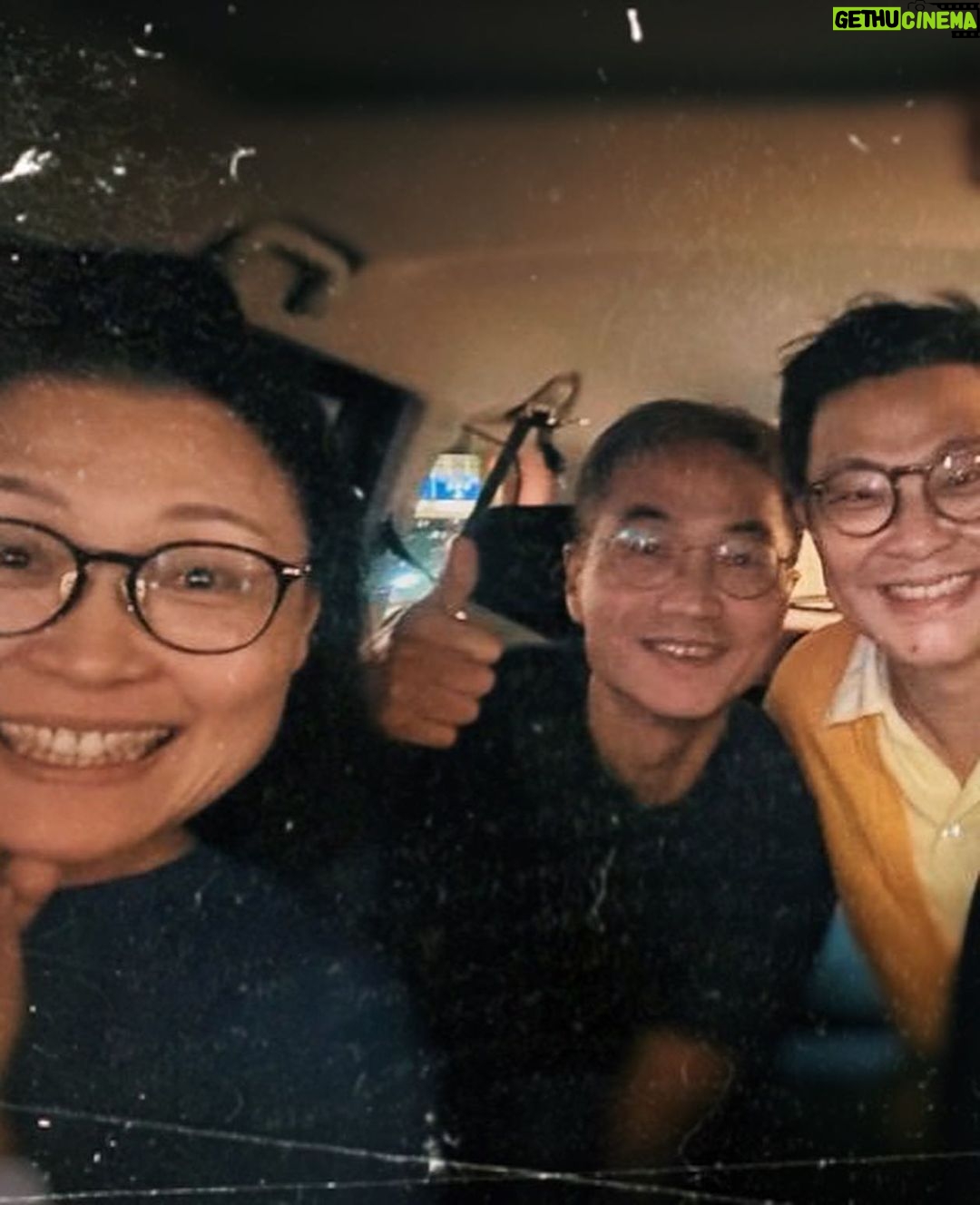 Mau Hou Cheong Instagram - 舊機構舊老細羅華下月移民,光是與他Farewell也吃了兩頓飯,席間話題不絕,與他和一眾同事的相處往事似雪片飛來。 記得零一年當暑期實習生,被監製派到新傳大師兄身後,學習當助理編導的學徒,師兄一邊忙著預備自己首套導演作品,一邊要帶「煙腸」,一邊再替羅華籌備新節目片頭短片拍攝;拍攝日是實習的第一個周末,記憶中因為颱風一再延期,師兄就著我一同到現場幫手與學藝偷師,那時論論盡盡,見識又少,生平第一次看見專業的電視製作,那刻見導演一行人在不理想的天氣下也隨心拍出美麗片段,大開眼界。 當助導初年看到很多同事都能出埠拍攝節目,一直只能羨慕,大概監製總覺得我粗心大意,難委以重任,直至較後的時間,才迎來唯一一次出埠拍攝,也是跟隨羅華到廣西,攝製一條人瑞村莊的紀錄片,身處窮鄉僻壤,嚐盡苦樂,真切體會出外拍攝不是閙著玩,見到華哥與攝影師旅程中間的磨合,到後來完成工作那份歡愉,最後一天,一行三人在投宿的老房子後院晚飯過後,說著無聊笑話,機頭吐著愜意的煙圈,滲進眼前慢慢轉藍的天色。 有一年公司祭出新工種分類,在助導以外,再添加一個叫multi-tasking的助理編導,懂得操作一般拍攝器材或者進行簡單剪接的同事都可申請,獲得加薪,我很快申請成功,其後獨自替羅華拍了半天外景,還記得拍一個馬房,但事後的footages完全未達水平,不能用,被他嚴厲訓示了一頓,說我這樣下去極容易給人垢病,自己還得認真增值,提升自己,在舊機構前後五年,被不同監製導演訓話不計其數,但那次真的感到他在替我設想。 可羅華也是第一位讓我初嚐導演滋味的人,那年公司管理層有個新構思,讓員工自發組隊創製節目,在那系列裏面,他想到在一集半小時節目內一口氣拍攝七條短片故事,更把其中兩條交到我跟另一位同屆同學手中,經歷過三年在中文科教育電視相對刻板當副導的磨練與等待,得此機會帶點難以置信,一路做一路如履薄冰,但當時那小團隊的一眾前輩導演都給予很多鼓勵, 那一年,總算有自己的作品了。 零七年辭工去,開始樂隊事業,但我們幾個要好同事這些年都會聚頭,前輩與同輩,大家都有種歷久常新的師徒感情;當知道華哥要辭行,很多good old days回憶一下湧來,原來是會招架不住。好想向他道謝,願他一家到外國後,能輕鬆自在。 又想起零一年,實習時首次跟場協力的片頭短片從屬一個叫《現代童話》的戲劇節目,開場音樂配上張學友《沒有童話時》,於我而言,畢業後這第一份工遇過很多好人好事, 根本也是一部童話。 願所有授教過的,砥礪過的都安好快樂。 至沒童話時, 仍同奔馳。 #ciao #mitrabajoprimero #現代童話 #teen外有天 #零和一的遊戲 #黃金歲月 #願你去到新天地 Hong Kong