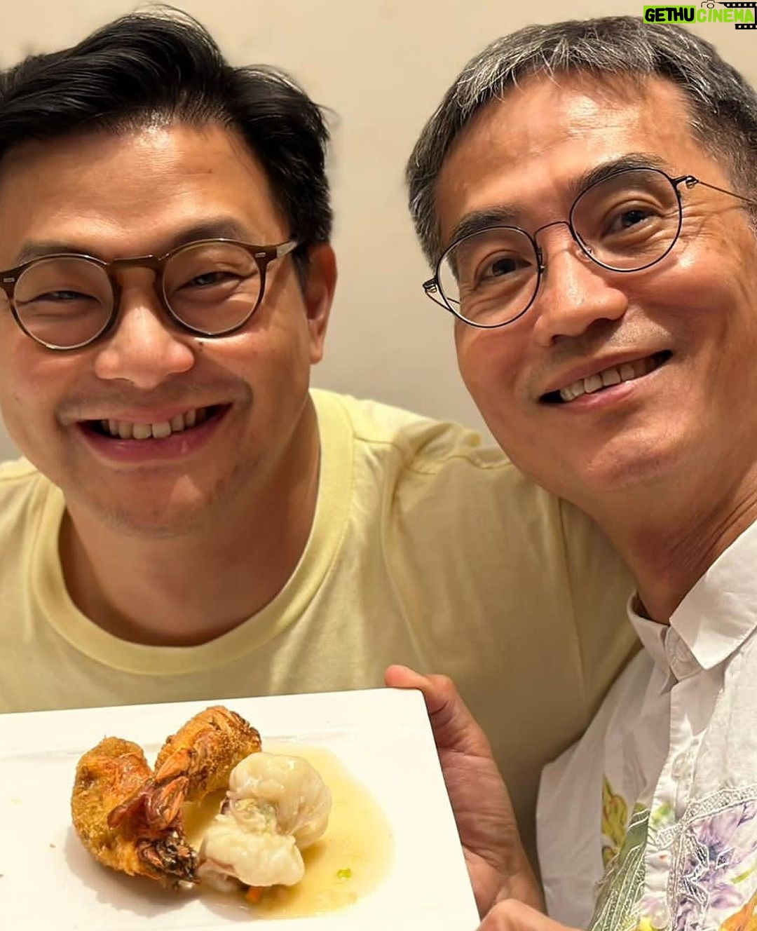 Mau Hou Cheong Instagram - 舊機構舊老細羅華下月移民,光是與他Farewell也吃了兩頓飯,席間話題不絕,與他和一眾同事的相處往事似雪片飛來。 記得零一年當暑期實習生,被監製派到新傳大師兄身後,學習當助理編導的學徒,師兄一邊忙著預備自己首套導演作品,一邊要帶「煙腸」,一邊再替羅華籌備新節目片頭短片拍攝;拍攝日是實習的第一個周末,記憶中因為颱風一再延期,師兄就著我一同到現場幫手與學藝偷師,那時論論盡盡,見識又少,生平第一次看見專業的電視製作,那刻見導演一行人在不理想的天氣下也隨心拍出美麗片段,大開眼界。 當助導初年看到很多同事都能出埠拍攝節目,一直只能羨慕,大概監製總覺得我粗心大意,難委以重任,直至較後的時間,才迎來唯一一次出埠拍攝,也是跟隨羅華到廣西,攝製一條人瑞村莊的紀錄片,身處窮鄉僻壤,嚐盡苦樂,真切體會出外拍攝不是閙著玩,見到華哥與攝影師旅程中間的磨合,到後來完成工作那份歡愉,最後一天,一行三人在投宿的老房子後院晚飯過後,說著無聊笑話,機頭吐著愜意的煙圈,滲進眼前慢慢轉藍的天色。 有一年公司祭出新工種分類,在助導以外,再添加一個叫multi-tasking的助理編導,懂得操作一般拍攝器材或者進行簡單剪接的同事都可申請,獲得加薪,我很快申請成功,其後獨自替羅華拍了半天外景,還記得拍一個馬房,但事後的footages完全未達水平,不能用,被他嚴厲訓示了一頓,說我這樣下去極容易給人垢病,自己還得認真增值,提升自己,在舊機構前後五年,被不同監製導演訓話不計其數,但那次真的感到他在替我設想。 可羅華也是第一位讓我初嚐導演滋味的人,那年公司管理層有個新構思,讓員工自發組隊創製節目,在那系列裏面,他想到在一集半小時節目內一口氣拍攝七條短片故事,更把其中兩條交到我跟另一位同屆同學手中,經歷過三年在中文科教育電視相對刻板當副導的磨練與等待,得此機會帶點難以置信,一路做一路如履薄冰,但當時那小團隊的一眾前輩導演都給予很多鼓勵, 那一年,總算有自己的作品了。 零七年辭工去,開始樂隊事業,但我們幾個要好同事這些年都會聚頭,前輩與同輩,大家都有種歷久常新的師徒感情;當知道華哥要辭行,很多good old days回憶一下湧來,原來是會招架不住。好想向他道謝,願他一家到外國後,能輕鬆自在。 又想起零一年,實習時首次跟場協力的片頭短片從屬一個叫《現代童話》的戲劇節目,開場音樂配上張學友《沒有童話時》,於我而言,畢業後這第一份工遇過很多好人好事, 根本也是一部童話。 願所有授教過的,砥礪過的都安好快樂。 至沒童話時, 仍同奔馳。 #ciao #mitrabajoprimero #現代童話 #teen外有天 #零和一的遊戲 #黃金歲月 #願你去到新天地 Hong Kong