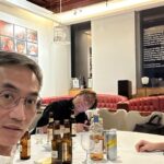 Mau Hou Cheong Instagram - 舊機構舊老細羅華下月移民，光是與他Farewell也吃了兩頓飯，席間話題不絕，與他和一眾同事的相處往事似雪片飛來。 記得零一年當暑期實習生，被監製派到新傳大師兄身後，學習當助理編導的學徒，師兄一邊忙著預備自己首套導演作品，一邊要帶「煙腸」，一邊再替羅華籌備新節目片頭短片拍攝；拍攝日是實習的第一個周末，記憶中因為颱風一再延期，師兄就著我一同到現場幫手與學藝偷師，那時論論盡盡，見識又少，生平第一次看見專業的電視製作，那刻見導演一行人在不理想的天氣下也隨心拍出美麗片段，大開眼界。 當助導初年看到很多同事都能出埠拍攝節目，一直只能羨慕，大概監製總覺得我粗心大意，難委以重任，直至較後的時間，才迎來唯一一次出埠拍攝，也是跟隨羅華到廣西，攝製一條人瑞村莊的紀錄片，身處窮鄉僻壤，嚐盡苦樂，真切體會出外拍攝不是閙著玩，見到華哥與攝影師旅程中間的磨合，到後來完成工作那份歡愉，最後一天，一行三人在投宿的老房子後院晚飯過後，說著無聊笑話，機頭吐著愜意的煙圈，滲進眼前慢慢轉藍的天色。 有一年公司祭出新工種分類，在助導以外，再添加一個叫multi-tasking的助理編導，懂得操作一般拍攝器材或者進行簡單剪接的同事都可申請，獲得加薪，我很快申請成功，其後獨自替羅華拍了半天外景，還記得拍一個馬房，但事後的footages完全未達水平，不能用，被他嚴厲訓示了一頓，說我這樣下去極容易給人垢病，自己還得認真增值，提升自己，在舊機構前後五年，被不同監製導演訓話不計其數，但那次真的感到他在替我設想。 可羅華也是第一位讓我初嚐導演滋味的人，那年公司管理層有個新構思，讓員工自發組隊創製節目，在那系列裏面，他想到在一集半小時節目內一口氣拍攝七條短片故事，更把其中兩條交到我跟另一位同屆同學手中，經歷過三年在中文科教育電視相對刻板當副導的磨練與等待，得此機會帶點難以置信，一路做一路如履薄冰，但當時那小團隊的一眾前輩導演都給予很多鼓勵， 那一年，總算有自己的作品了。 零七年辭工去，開始樂隊事業，但我們幾個要好同事這些年都會聚頭，前輩與同輩，大家都有種歷久常新的師徒感情；當知道華哥要辭行，很多good old days回憶一下湧來，原來是會招架不住。好想向他道謝，願他一家到外國後，能輕鬆自在。 又想起零一年，實習時首次跟場協力的片頭短片從屬一個叫《現代童話》的戲劇節目，開場音樂配上張學友《沒有童話時》，於我而言，畢業後這第一份工遇過很多好人好事， 根本也是一部童話。 願所有授教過的，砥礪過的都安好快樂。 至沒童話時， 仍同奔馳。 #ciao #mitrabajoprimero #現代童話 #teen外有天 #零和一的遊戲 #黃金歲月 #願你去到新天地 Hong Kong