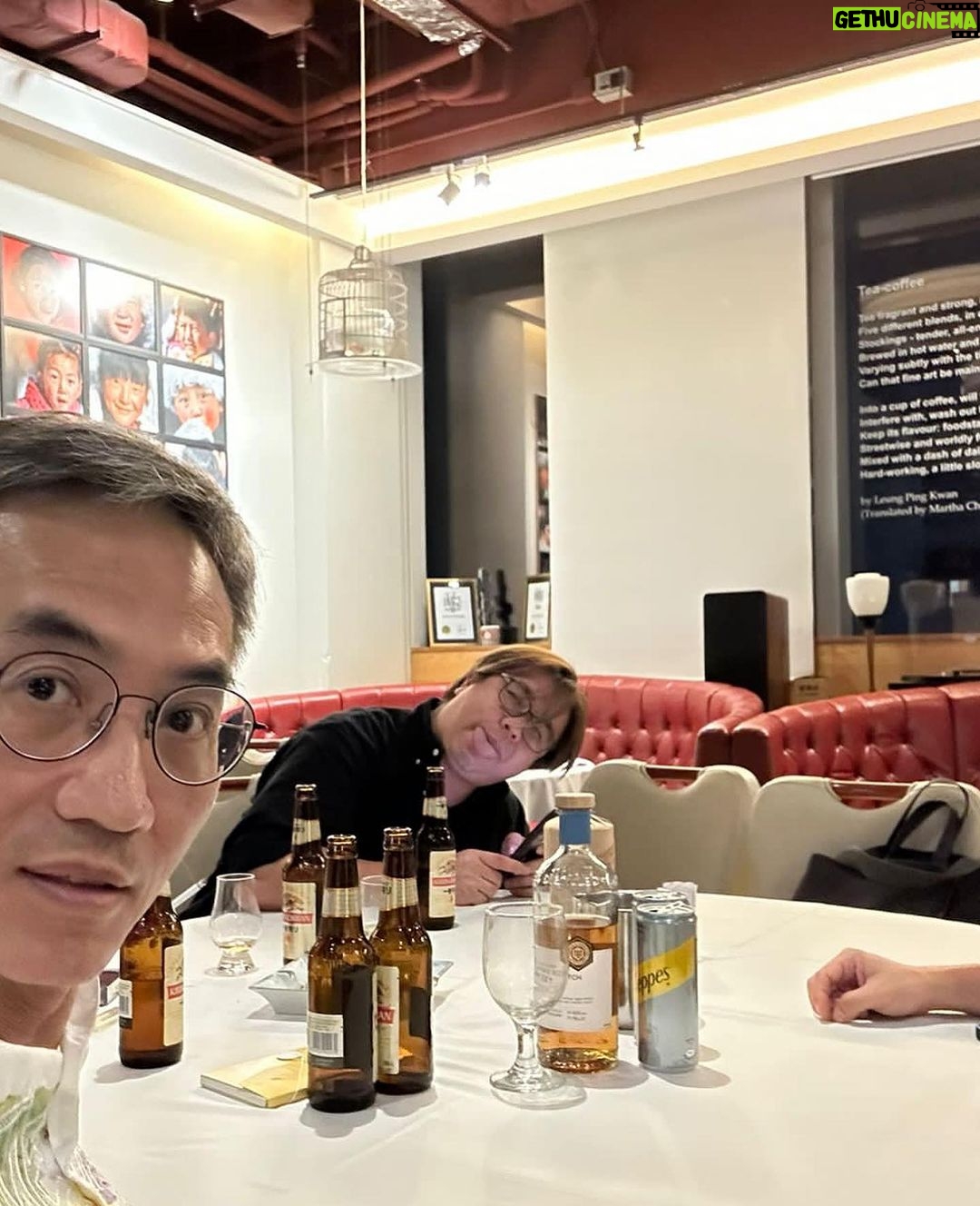 Mau Hou Cheong Instagram - 舊機構舊老細羅華下月移民,光是與他Farewell也吃了兩頓飯,席間話題不絕,與他和一眾同事的相處往事似雪片飛來。 記得零一年當暑期實習生,被監製派到新傳大師兄身後,學習當助理編導的學徒,師兄一邊忙著預備自己首套導演作品,一邊要帶「煙腸」,一邊再替羅華籌備新節目片頭短片拍攝;拍攝日是實習的第一個周末,記憶中因為颱風一再延期,師兄就著我一同到現場幫手與學藝偷師,那時論論盡盡,見識又少,生平第一次看見專業的電視製作,那刻見導演一行人在不理想的天氣下也隨心拍出美麗片段,大開眼界。 當助導初年看到很多同事都能出埠拍攝節目,一直只能羨慕,大概監製總覺得我粗心大意,難委以重任,直至較後的時間,才迎來唯一一次出埠拍攝,也是跟隨羅華到廣西,攝製一條人瑞村莊的紀錄片,身處窮鄉僻壤,嚐盡苦樂,真切體會出外拍攝不是閙著玩,見到華哥與攝影師旅程中間的磨合,到後來完成工作那份歡愉,最後一天,一行三人在投宿的老房子後院晚飯過後,說著無聊笑話,機頭吐著愜意的煙圈,滲進眼前慢慢轉藍的天色。 有一年公司祭出新工種分類,在助導以外,再添加一個叫multi-tasking的助理編導,懂得操作一般拍攝器材或者進行簡單剪接的同事都可申請,獲得加薪,我很快申請成功,其後獨自替羅華拍了半天外景,還記得拍一個馬房,但事後的footages完全未達水平,不能用,被他嚴厲訓示了一頓,說我這樣下去極容易給人垢病,自己還得認真增值,提升自己,在舊機構前後五年,被不同監製導演訓話不計其數,但那次真的感到他在替我設想。 可羅華也是第一位讓我初嚐導演滋味的人,那年公司管理層有個新構思,讓員工自發組隊創製節目,在那系列裏面,他想到在一集半小時節目內一口氣拍攝七條短片故事,更把其中兩條交到我跟另一位同屆同學手中,經歷過三年在中文科教育電視相對刻板當副導的磨練與等待,得此機會帶點難以置信,一路做一路如履薄冰,但當時那小團隊的一眾前輩導演都給予很多鼓勵, 那一年,總算有自己的作品了。 零七年辭工去,開始樂隊事業,但我們幾個要好同事這些年都會聚頭,前輩與同輩,大家都有種歷久常新的師徒感情;當知道華哥要辭行,很多good old days回憶一下湧來,原來是會招架不住。好想向他道謝,願他一家到外國後,能輕鬆自在。 又想起零一年,實習時首次跟場協力的片頭短片從屬一個叫《現代童話》的戲劇節目,開場音樂配上張學友《沒有童話時》,於我而言,畢業後這第一份工遇過很多好人好事, 根本也是一部童話。 願所有授教過的,砥礪過的都安好快樂。 至沒童話時, 仍同奔馳。 #ciao #mitrabajoprimero #現代童話 #teen外有天 #零和一的遊戲 #黃金歲月 #願你去到新天地 Hong Kong