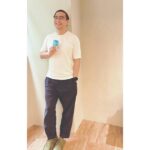 Mau Hou Cheong Instagram - 對我嚟講生活嘅儀式感係就算再忙，都要用心地同自己以及身邊人相處。 相對其他couples，大家都知道我同太太 @timlui001 喺工作上係work得比較close，每日見面嘅時間亦都相對上長。咁多年嚟我哋都會提住自己，見得多唔代表就係有quality嘅陪伴，加上我哋都好鍾意傾偈，所以我哋每一日都會盡量抽一啲時間出嚟認真傾偈。講一啲大家都覺得困惑嘅問題，有時又可能只係講一啲只有我哋兩個先明嘅玩笑，但係認真地安排時間去傾偈，對我嚟講都係一件生活上好重要嘅事，亦都係我最可以放鬆嘅時間。 Tour返嚟之後，我同太太都埋首喺新專輯嘅填詞工作，有時長時間做到太攰或者未諗到ideas，我哋都會放低電話，放低工作，揀套靚餐具一齊食啲嘢，傾吓偈放鬆下先會諗到更多新嘅ideas！ 呢排天氣咁熱，無論係做完輕運動定係日常想飲嘢，我都會揀Pocari Sweat ion water！ion water 低糖低卡輕口味，比水更補水，再平凡嘅日常，都值得花心思輕調味品嚐！ ion water 與Mill MILK 合作送出【ion water x Mill MILK 限量版儀式感の日嚐禮盒】，鼓勵大家發掘生活中的儀式感！ @pocarisweathk @mm.millmilk #限量版儀式感の日嚐禮盒 #keepwatering #生活需要輕調味 #ionwater #ionwaterhk #pocarisweationwater