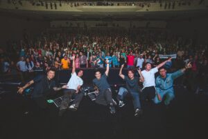 Mau Hou Cheong Instagram - 今年我們初嚐巡演是怎麼一回事，一段一段去實踐，試著學習調節時差，心情，狀態，諸多事情，靠自己同時更倚靠同行每一夥伴：隊友，樂手戰友，技術支援兄弟，隨團導演製作台燈聲人員，還有照顧我們一眾幕後兄弟姊妹，就像一座移動城堡，在不同難關前彼此拱衛，於今天回頭看，原來已走了這麼遠的路。

又走了三站北美城市，跟再多的熾熱靈魂相遇重聚，音樂一路在連繫彼此，十多年路程，很多時間在低著頭走，錯過不少風景同時，更忘了發現和感受很多知音其實一直陪在左右，自感反應遲鈍，在此陪罪了，衷心感激喜歡RubberBand音樂的每一位。
Fotos by @lai_shun 🫂
#ciaoworldtour 
#rubberbandhk 
#losangeles #toronto #vancouver