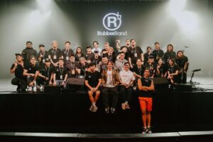 Mau Hou Cheong Instagram - 今年我們初嚐巡演是怎麼一回事，一段一段去實踐，試著學習調節時差，心情，狀態，諸多事情，靠自己同時更倚靠同行每一夥伴：隊友，樂手戰友，技術支援兄弟，隨團導演製作台燈聲人員，還有照顧我們一眾幕後兄弟姊妹，就像一座移動城堡，在不同難關前彼此拱衛，於今天回頭看，原來已走了這麼遠的路。

又走了三站北美城市，跟再多的熾熱靈魂相遇重聚，音樂一路在連繫彼此，十多年路程，很多時間在低著頭走，錯過不少風景同時，更忘了發現和感受很多知音其實一直陪在左右，自感反應遲鈍，在此陪罪了，衷心感激喜歡RubberBand音樂的每一位。
Fotos by @lai_shun 🫂
#ciaoworldtour 
#rubberbandhk 
#losangeles #toronto #vancouver