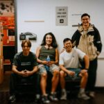 Mau Hou Cheong Instagram - 今年我們初嚐巡演是怎麼一回事，一段一段去實踐，試著學習調節時差，心情，狀態，諸多事情，靠自己同時更倚靠同行每一夥伴：隊友，樂手戰友，技術支援兄弟，隨團導演製作台燈聲人員，還有照顧我們一眾幕後兄弟姊妹，就像一座移動城堡，在不同難關前彼此拱衛，於今天回頭看，原來已走了這麼遠的路。 又走了三站北美城市，跟再多的熾熱靈魂相遇重聚，音樂一路在連繫彼此，十多年路程，很多時間在低著頭走，錯過不少風景同時，更忘了發現和感受很多知音其實一直陪在左右，自感反應遲鈍，在此陪罪了，衷心感激喜歡RubberBand音樂的每一位。 Fotos by @lai_shun 🫂 #ciaoworldtour #rubberbandhk #losangeles #toronto #vancouver North America