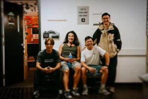 Mau Hou Cheong Instagram - 今年我們初嚐巡演是怎麼一回事，一段一段去實踐，試著學習調節時差，心情，狀態，諸多事情，靠自己同時更倚靠同行每一夥伴：隊友，樂手戰友，技術支援兄弟，隨團導演製作台燈聲人員，還有照顧我們一眾幕後兄弟姊妹，就像一座移動城堡，在不同難關前彼此拱衛，於今天回頭看，原來已走了這麼遠的路。

又走了三站北美城市，跟再多的熾熱靈魂相遇重聚，音樂一路在連繫彼此，十多年路程，很多時間在低著頭走，錯過不少風景同時，更忘了發現和感受很多知音其實一直陪在左右，自感反應遲鈍，在此陪罪了，衷心感激喜歡RubberBand音樂的每一位。
Fotos by @lai_shun 🫂
#ciaoworldtour 
#rubberbandhk 
#losangeles #toronto #vancouver