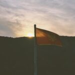 Mau Hou Cheong Instagram – 較早前錄影暨長文慎入

一直在想何日才能親眼看見峽灣，原來走著走著，在四月竟然來到歐洲最南的一個，叫作科托灣。

踏進黑山國境，旅程開始倒數，滲出不捨；聽著旅舍那打工換宿的紐西蘭女孩說，這裡藏著一種獨有魅力，力勸我們明天一定要登上老城牆，然後由高處俯瞰科托，必會有一番感受。

翌日一行人都在趕場，先到了峽灣內另一個小城鎮Perast走了一圈，再回Kotor參加舊城區導賞團，導賞員是一個敬業的黑山姑娘，兩個多小時都在說這裡的歷史宗教民生故事，一行人中有巴西和菲律賓的獨遊女郎，有塞爾維亞的一家人，沿路遇上的貓一次又一次吸引眼球，這裡甚至有關於貓的博物館，當地人放養貓兒的糧水盆隨處可見，相信習俗源於威尼斯共和國把這裡開拓成商業重鎮那時或者再早，想出以貓制鼠，防範貨物被老鼠吃光，真的一絕！

導賞團過後，找家食店，既為歇腳也為調整心情預備登高，實情有點娿哿！哈哈，最後大家趁著日落，踩著古人鋪砌的鵝卵石，慢慢越走越高，縱有點疲累，但是越走上去，越能一窺科托灣的壯麗，那艘停泊的大郵輪不斷縮少，海灣的每道蜿蜒都收在眼底，斜陽光線把眼前照得一片橘紅，登到最高是一個已經荒廢的防禦工事，有人把一面黑山國旗插於高處，被山風吹揚，叫人看得愜意，大概因為付出汗水，沿路拾級而上，換來的風光明媚都是值得的，這是一種旅行的意義，也延續自己幾乎每到一個新城鎮都愛攀最高點俯瞰的習慣，巴爾干半島的一個多星期，當天可謂十分充實。

#viajero #montenegro #kotor #perast #波黑克黑行 #lategram Kotor, Montenegro