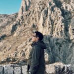 Mau Hou Cheong Instagram – 較早前錄影暨長文慎入

一直在想何日才能親眼看見峽灣，原來走著走著，在四月竟然來到歐洲最南的一個，叫作科托灣。

踏進黑山國境，旅程開始倒數，滲出不捨；聽著旅舍那打工換宿的紐西蘭女孩說，這裡藏著一種獨有魅力，力勸我們明天一定要登上老城牆，然後由高處俯瞰科托，必會有一番感受。

翌日一行人都在趕場，先到了峽灣內另一個小城鎮Perast走了一圈，再回Kotor參加舊城區導賞團，導賞員是一個敬業的黑山姑娘，兩個多小時都在說這裡的歷史宗教民生故事，一行人中有巴西和菲律賓的獨遊女郎，有塞爾維亞的一家人，沿路遇上的貓一次又一次吸引眼球，這裡甚至有關於貓的博物館，當地人放養貓兒的糧水盆隨處可見，相信習俗源於威尼斯共和國把這裡開拓成商業重鎮那時或者再早，想出以貓制鼠，防範貨物被老鼠吃光，真的一絕！

導賞團過後，找家食店，既為歇腳也為調整心情預備登高，實情有點娿哿！哈哈，最後大家趁著日落，踩著古人鋪砌的鵝卵石，慢慢越走越高，縱有點疲累，但是越走上去，越能一窺科托灣的壯麗，那艘停泊的大郵輪不斷縮少，海灣的每道蜿蜒都收在眼底，斜陽光線把眼前照得一片橘紅，登到最高是一個已經荒廢的防禦工事，有人把一面黑山國旗插於高處，被山風吹揚，叫人看得愜意，大概因為付出汗水，沿路拾級而上，換來的風光明媚都是值得的，這是一種旅行的意義，也延續自己幾乎每到一個新城鎮都愛攀最高點俯瞰的習慣，巴爾干半島的一個多星期，當天可謂十分充實。

#viajero #montenegro #kotor #perast #波黑克黑行 #lategram Kotor, Montenegro