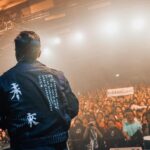 Mau Hou Cheong Instagram – 剛剛過了一星期，可台北一夜依然難忘。

踏上台極目都是人群，聽著模擬星夜營火燃燒的《Dedicated to…》前奏，我卻提醒著自己盡量望遠，自知自己不濟，光只是看到一雙一雙堅定眼神，淚腺就會很快失守，要配得上稱作專業，從開場這支歌開始，我不斷在用力穩住情緒。

直到我站到肥哥身後。

聽他唱《話別離歌》，他比以前唱得更入心，替他和音的時間，感動到喉頭顫抖，他的聲音叫我想回大家一起認識很久，想起那年有幸參與他一張叫作《黃昏音樂會》的唱片製作，想起當時的創作熱情，諸多點滴，一切都仿如昨日。

也直到唱罷《記念》。

知道當年一同在大學參加歌唱比賽的roommate都專誠從香港來到台北，與當晚在場的港人朋友一樣跨海而來；只是想起當年亂叫亂唱的夜晚，已是二十多年前，我與當年夥伴四人早在生命上各有軌道，但當唱起那首在山上宿舍彈唱過的國語歌，心情依然湧動。

台北Legacy一夜，好比一個加油站，不論是遠渡飛來的香港知音朋友，或是開始在台灣落地生根的香港人，甚至以前對我們認識不多的台灣在地民眾，他們都在替樂團加油，經過那晚演出，精神狀態回復不少，又要再往接下來的城市進發，踏入2023下半年，我們帶著音樂已跑了不少地方，這種感覺多麼不可思議！

衷心多謝大家，多謝台上團員，多謝主辦。

#rubberband #rubberbandhk #taiwan #taipei #ciaoworldtour photo by 信仔 @lai_shun Legacy 傳 音樂展演空間
