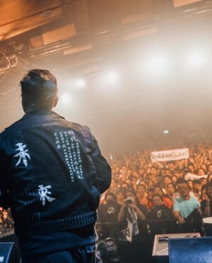 Mau Hou Cheong Instagram - 剛剛過了一星期，可台北一夜依然難忘。

踏上台極目都是人群，聽著模擬星夜營火燃燒的《Dedicated to…》前奏，我卻提醒著自己盡量望遠，自知自己不濟，光只是看到一雙一雙堅定眼神，淚腺就會很快失守，要配得上稱作專業，從開場這支歌開始，我不斷在用力穩住情緒。

直到我站到肥哥身後。

聽他唱《話別離歌》，他比以前唱得更入心，替他和音的時間，感動到喉頭顫抖，他的聲音叫我想回大家一起認識很久，想起那年有幸參與他一張叫作《黃昏音樂會》的唱片製作，想起當時的創作熱情，諸多點滴，一切都仿如昨日。

也直到唱罷《記念》。

知道當年一同在大學參加歌唱比賽的roommate都專誠從香港來到台北，與當晚在場的港人朋友一樣跨海而來；只是想起當年亂叫亂唱的夜晚，已是二十多年前，我與當年夥伴四人早在生命上各有軌道，但當唱起那首在山上宿舍彈唱過的國語歌，心情依然湧動。

台北Legacy一夜，好比一個加油站，不論是遠渡飛來的香港知音朋友，或是開始在台灣落地生根的香港人，甚至以前對我們認識不多的台灣在地民眾，他們都在替樂團加油，經過那晚演出，精神狀態回復不少，又要再往接下來的城市進發，踏入2023下半年，我們帶著音樂已跑了不少地方，這種感覺多麼不可思議！

衷心多謝大家，多謝台上團員，多謝主辦。

#rubberband #rubberbandhk #taiwan #taipei #ciaoworldtour photo by 信仔 @lai_shun