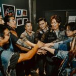 Mau Hou Cheong Instagram - 剛剛過了一星期，可台北一夜依然難忘。 踏上台極目都是人群，聽著模擬星夜營火燃燒的《Dedicated to…》前奏，我卻提醒著自己盡量望遠，自知自己不濟，光只是看到一雙一雙堅定眼神，淚腺就會很快失守，要配得上稱作專業，從開場這支歌開始，我不斷在用力穩住情緒。 直到我站到肥哥身後。 聽他唱《話別離歌》，他比以前唱得更入心，替他和音的時間，感動到喉頭顫抖，他的聲音叫我想回大家一起認識很久，想起那年有幸參與他一張叫作《黃昏音樂會》的唱片製作，想起當時的創作熱情，諸多點滴，一切都仿如昨日。 也直到唱罷《記念》。 知道當年一同在大學參加歌唱比賽的roommate都專誠從香港來到台北，與當晚在場的港人朋友一樣跨海而來；只是想起當年亂叫亂唱的夜晚，已是二十多年前，我與當年夥伴四人早在生命上各有軌道，但當唱起那首在山上宿舍彈唱過的國語歌，心情依然湧動。 台北Legacy一夜，好比一個加油站，不論是遠渡飛來的香港知音朋友，或是開始在台灣落地生根的香港人，甚至以前對我們認識不多的台灣在地民眾，他們都在替樂團加油，經過那晚演出，精神狀態回復不少，又要再往接下來的城市進發，踏入2023下半年，我們帶著音樂已跑了不少地方，這種感覺多麼不可思議！ 衷心多謝大家，多謝台上團員，多謝主辦。 #rubberband #rubberbandhk #taiwan #taipei #ciaoworldtour photo by 信仔 @lai_shun Legacy 傳 音樂展演空間