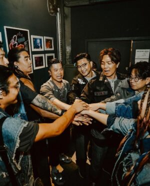 Mau Hou Cheong Instagram - 剛剛過了一星期，可台北一夜依然難忘。

踏上台極目都是人群，聽著模擬星夜營火燃燒的《Dedicated to…》前奏，我卻提醒著自己盡量望遠，自知自己不濟，光只是看到一雙一雙堅定眼神，淚腺就會很快失守，要配得上稱作專業，從開場這支歌開始，我不斷在用力穩住情緒。

直到我站到肥哥身後。

聽他唱《話別離歌》，他比以前唱得更入心，替他和音的時間，感動到喉頭顫抖，他的聲音叫我想回大家一起認識很久，想起那年有幸參與他一張叫作《黃昏音樂會》的唱片製作，想起當時的創作熱情，諸多點滴，一切都仿如昨日。

也直到唱罷《記念》。

知道當年一同在大學參加歌唱比賽的roommate都專誠從香港來到台北，與當晚在場的港人朋友一樣跨海而來；只是想起當年亂叫亂唱的夜晚，已是二十多年前，我與當年夥伴四人早在生命上各有軌道，但當唱起那首在山上宿舍彈唱過的國語歌，心情依然湧動。

台北Legacy一夜，好比一個加油站，不論是遠渡飛來的香港知音朋友，或是開始在台灣落地生根的香港人，甚至以前對我們認識不多的台灣在地民眾，他們都在替樂團加油，經過那晚演出，精神狀態回復不少，又要再往接下來的城市進發，踏入2023下半年，我們帶著音樂已跑了不少地方，這種感覺多麼不可思議！

衷心多謝大家，多謝台上團員，多謝主辦。

#rubberband #rubberbandhk #taiwan #taipei #ciaoworldtour photo by 信仔 @lai_shun