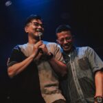 Mau Hou Cheong Instagram - 剛剛過了一星期，可台北一夜依然難忘。 踏上台極目都是人群，聽著模擬星夜營火燃燒的《Dedicated to…》前奏，我卻提醒著自己盡量望遠，自知自己不濟，光只是看到一雙一雙堅定眼神，淚腺就會很快失守，要配得上稱作專業，從開場這支歌開始，我不斷在用力穩住情緒。 直到我站到肥哥身後。 聽他唱《話別離歌》，他比以前唱得更入心，替他和音的時間，感動到喉頭顫抖，他的聲音叫我想回大家一起認識很久，想起那年有幸參與他一張叫作《黃昏音樂會》的唱片製作，想起當時的創作熱情，諸多點滴，一切都仿如昨日。 也直到唱罷《記念》。 知道當年一同在大學參加歌唱比賽的roommate都專誠從香港來到台北，與當晚在場的港人朋友一樣跨海而來；只是想起當年亂叫亂唱的夜晚，已是二十多年前，我與當年夥伴四人早在生命上各有軌道，但當唱起那首在山上宿舍彈唱過的國語歌，心情依然湧動。 台北Legacy一夜，好比一個加油站，不論是遠渡飛來的香港知音朋友，或是開始在台灣落地生根的香港人，甚至以前對我們認識不多的台灣在地民眾，他們都在替樂團加油，經過那晚演出，精神狀態回復不少，又要再往接下來的城市進發，踏入2023下半年，我們帶著音樂已跑了不少地方，這種感覺多麼不可思議！ 衷心多謝大家，多謝台上團員，多謝主辦。 #rubberband #rubberbandhk #taiwan #taipei #ciaoworldtour photo by 信仔 @lai_shun Legacy 傳 音樂展演空間