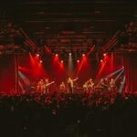 Mau Hou Cheong Instagram – 剛剛過了一星期，可台北一夜依然難忘。

踏上台極目都是人群，聽著模擬星夜營火燃燒的《Dedicated to…》前奏，我卻提醒著自己盡量望遠，自知自己不濟，光只是看到一雙一雙堅定眼神，淚腺就會很快失守，要配得上稱作專業，從開場這支歌開始，我不斷在用力穩住情緒。

直到我站到肥哥身後。

聽他唱《話別離歌》，他比以前唱得更入心，替他和音的時間，感動到喉頭顫抖，他的聲音叫我想回大家一起認識很久，想起那年有幸參與他一張叫作《黃昏音樂會》的唱片製作，想起當時的創作熱情，諸多點滴，一切都仿如昨日。

也直到唱罷《記念》。

知道當年一同在大學參加歌唱比賽的roommate都專誠從香港來到台北，與當晚在場的港人朋友一樣跨海而來；只是想起當年亂叫亂唱的夜晚，已是二十多年前，我與當年夥伴四人早在生命上各有軌道，但當唱起那首在山上宿舍彈唱過的國語歌，心情依然湧動。

台北Legacy一夜，好比一個加油站，不論是遠渡飛來的香港知音朋友，或是開始在台灣落地生根的香港人，甚至以前對我們認識不多的台灣在地民眾，他們都在替樂團加油，經過那晚演出，精神狀態回復不少，又要再往接下來的城市進發，踏入2023下半年，我們帶著音樂已跑了不少地方，這種感覺多麼不可思議！

衷心多謝大家，多謝台上團員，多謝主辦。

#rubberband #rubberbandhk #taiwan #taipei #ciaoworldtour photo by 信仔 @lai_shun Legacy 傳 音樂展演空間