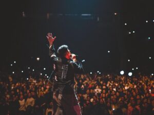 Mau Hou Cheong Instagram - 今年實踐著成團以來一直想幹的事情；巡迴演出，剛在春天到過歐洲，天氣冷，但入場的人們叫大氣升溫，儲起了很多美麗時刻；兩個多月過去，我們今夜要在台灣開唱了，台灣從少給我的音樂電影養份實在太多，能再次在這裡演出，莫名感動。願台上台下每人都能享受，就這一晚，好好頌唱，好好演奏，好好聆聽，好好擁抱！

#rubberbandhk #ciaoworldtour
