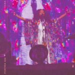 Mau Hou Cheong Instagram - 上周六在澳門欣賞了 @kooltai.macao 音樂節，看到很多用心的音樂表演，多麼美好，歌者們那些能唱進觀眾心靈的異能，幾個時刻，叫我不能停住讚嘆。 好多位都是多年來聽過他們的作品，很多現場演繹倒是當日首次感受，其中，小野麗莎的bossa nova樂曲，正是唸大學時，床前的必備配樂，當年於青藏高原背包旅行，夜深在過唐古拉山口，耳機傳來的正是她與其他巴西音樂人的森巴節奏，伴我克服高海拔，所以總覺得，除了結集了古巴經典樂手的Buena Vista Social Club外，Lisa Ono同為我踏進世界音樂的一道門。 當夜亦十分有幸近距離聽到Corinne Bailey Rae,距離初聽到她的歌都快二十年吧，那時人生正面對大抉擇，躊躇與Band友簽下合約，還是繼續當個電視台助理編導，那年聽好多歌，有很多都可能忘了吧，但是夜聽到Put Your Records On，我與身旁太太與兄弟小肥一刻渾然暢快，隨節奏搖動，隨旋律哼唱，那些鑽進心房的音樂，原來從來沒有離開。 感謝 @chessman_macau ，辦這場音樂節不容易，不簡單， 多謝你們。 #macau #musicfestival #kooltai2023 #kooltaimacao #worldmusic #soul 威尼斯人Venetian Macau