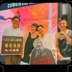 Mau Hou Cheong Instagram - 看大同多華徐岱靈 @asiveohk 與祁凱達聯合導演的《尚未完場》，是一趟時光之旅，從那正在修復中的皇都戲院遺址的一個漆黑牆洞，走入遙遠的上世紀五十年代，認識一次歐德禮先生，認識戰後香港重生的時間；今天盪漾著叮叮車聲，福建話和國貨的北角，大多數人也未必認知幾多世界知名音樂表演人士都留過腳毛，朝銀幕看穿過去，仿彿親睹當年英皇道的五光十色，餘光耀眼，燦爛非常。 五十年代，一直以來，我能馬上聯想的只是母親成長中那片新中國時空，但在香港這邊卻有著截然不同光景，特別記下了電影中受訪的吳俊雄教授說，那陣的香港正經歷一場初戀，也似是跟世界在初戀，初戀都是美好，且帶生命力的，對吧？一下子，又想到電影《一代宗師》葉問與宮二走在一大片招牌下，抬頭盡是各門各派，那一片武林豈不是都來到這裡，電影的時空，也大概是同一時間。 這裡有過的，或者尚存的，或者將會繼續衍生的，都動人，導演用作品給我們鼓勵，也願大家好好記下曾經發生過的事情，傳頌下去。 同時也認識電影配樂 @arnldfang ，海報設計 @geeio ,動畫師 @helena___cyc ，幾位在崗位發熱發光，大家也要多多留意支持啊！ #harryodell #tobecontinued #hongkong #documentary #pelicula #film Hong Kong