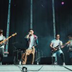 Mau Hou Cheong Instagram - 回到酒店房，才發現兩個月前4月2日就是歐洲巡演阿姆斯特丹站的那個晚上，怎會想到兩個月後又來到西班牙巴塞隆拿在Primavera Sound音樂節裏面，受邀請踏上一個小舞台演出。 今天下午，當地時間5:00左右，談不上是黃昏，反倒是一個炎熱的午後，我們全團可能心中早有一個默契，也是一個願望，就是盡量吸引路經這小舞台的外國觀眾，盡量停留駐足觀賞我們這45分鐘演出，大家很賣力彈唱，幾到淋漓盡致，而我更像是把荷蘭的失聲遺憾，一心要在這裏補缺重來，陽光熾熱，體內的血更加熱。 較早前留港那一陣子，有很多煩惱纏繞着，但是我得感謝音樂的力量，當我們幾個人在台上響起樂器演奏一首首多年來寫下的歌，讓鼓聲和Bass Line鼓動，旋律和歌詞俱在自由奔流，瞬間意會到只需好好享受當下，其他的事情都不重要了；看到那些應該是第一次聽到我們音樂的外地朋友都在投入擺動，一起舉手，一起頌唱，帶點不真實，但一世難以忘卻。 差不多八年前在阿根廷旅行的時候認識過一位樂隊結他手，總想某日能與隊友來到說西班牙文的地方演奏，今日還未到達布宜諾斯艾利斯，但能夠在巴塞隆拿唱歌，已絕對是樂團生涯其中最難忘一站，遙想2009年，第一次大鄉里出城踏足歐洲的第一站就是巴塞這裡了。 與太太說起，才記起這是我們十多年一直想做的事情，帶著樂隊的音樂跑更遠！ 多謝同行每位啊！ 感謝 @earupmusic 一直愛護支持我們，也很感恩能認識到很多年輕音樂人 @xxtilldawn @gwenjibillie @minor.thesound 還有台灣很棒的樂園 @liliumtaiwan 。 Otra vez, @primavera_sound @primaverapro ,muchas gracias por tenernos!!!!hasta pronto! Songlist ¿醒未? 語言藝術 宇宙大王 放 飛天 脫軌時刻 戀人日常（的直線抽擊） 城市當代配樂團 Easy #rubberbandhk #primaverasound #barcelona #spain #concierto #festival Primavera Sound Barcelona