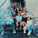 Mau Hou Cheong Instagram - 回到酒店房，才發現兩個月前4月2日就是歐洲巡演阿姆斯特丹站的那個晚上，怎會想到兩個月後又來到西班牙巴塞隆拿在Primavera Sound音樂節裏面，受邀請踏上一個小舞台演出。 今天下午，當地時間5:00左右，談不上是黃昏，反倒是一個炎熱的午後，我們全團可能心中早有一個默契，也是一個願望，就是盡量吸引路經這小舞台的外國觀眾，盡量停留駐足觀賞我們這45分鐘演出，大家很賣力彈唱，幾到淋漓盡致，而我更像是把荷蘭的失聲遺憾，一心要在這裏補缺重來，陽光熾熱，體內的血更加熱。 較早前留港那一陣子，有很多煩惱纏繞着，但是我得感謝音樂的力量，當我們幾個人在台上響起樂器演奏一首首多年來寫下的歌，讓鼓聲和Bass Line鼓動，旋律和歌詞俱在自由奔流，瞬間意會到只需好好享受當下，其他的事情都不重要了；看到那些應該是第一次聽到我們音樂的外地朋友都在投入擺動，一起舉手，一起頌唱，帶點不真實，但一世難以忘卻。 差不多八年前在阿根廷旅行的時候認識過一位樂隊結他手，總想某日能與隊友來到說西班牙文的地方演奏，今日還未到達布宜諾斯艾利斯，但能夠在巴塞隆拿唱歌，已絕對是樂團生涯其中最難忘一站，遙想2009年，第一次大鄉里出城踏足歐洲的第一站就是巴塞這裡了。 與太太說起，才記起這是我們十多年一直想做的事情，帶著樂隊的音樂跑更遠！ 多謝同行每位啊！ 感謝 @earupmusic 一直愛護支持我們，也很感恩能認識到很多年輕音樂人 @xxtilldawn @gwenjibillie @minor.thesound 還有台灣很棒的樂園 @liliumtaiwan 。 Otra vez, @primavera_sound @primaverapro ,muchas gracias por tenernos!!!!hasta pronto! Songlist ¿醒未? 語言藝術 宇宙大王 放 飛天 脫軌時刻 戀人日常（的直線抽擊） 城市當代配樂團 Easy #rubberbandhk #primaverasound #barcelona #spain #concierto #festival Primavera Sound Barcelona