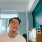 Mau Hou Cheong Instagram - 上世紀與摯友初次聊起這歌，緣於歌神《愛與交響曲演唱會》那張現場錄音唱片，其時更愛他在裡頭的講話，很逗趣，尤其提到有關《生命的插曲》言中男士心聲；不過這曲前一首的《歲月流情》，在反覆聽過後，早在心頭佔上一個位置。 後來某個應付高考通宵溫書的晚上，在收音機再次聽到這歌，仍記起有一位經歷親人離世的年輕人，致電phone in節目，主持人撫恤著哽咽的他過後，徐徐播起《歲月流情》，十八歲的我，蜷在被裡，不知怎的聽到淚流滿面。 或許這股感動叫人很快認定，若然要以一首歌表達對美好事物行將結束的感慨，《歲月流情》實在太適合了，如是者九九年夏天中七謝師宴，選唱了這首《歲月流情》，更甚，三年後大學的謝師宴中，又再選唱，場地由尖沙咀的酒店，變成沙田區內的酒樓；我賣力的唱，沉醉其中，著緊的只是不要走音，運氣夠不夠，歌詞一如平日K房裡唱出就算；今日想起，才二十出頭的自己唱《歲月流情》，應該沒有用心體會歌中意義，有點作狀，有點老人精了。 兩場謝師宴已是二十多年前的事，在沙田酒樓一晚，新傳學院院長叮囑大家行將畢業就須面對一波就業困境，他說我們會比上一屆更難，市道將會越來越差，勸勉同學咬實牙關，未幾一年後，沙士真的來襲，院長大概擁有預知能力。 而在中學那場謝師宴，慶幸大家都拍下很多相片，叫記性不好的，日後翻開相簿，都能重回當夜；當年每張青春臉龐，現在都各自在人生旅程奔馳，有的在這裡，有的在彼邦，數月前，有一位先到天國了。 此時此刻，慢慢明白，有些歌還是要到人生某個階段再聽再唱，才能確切感受箇中意義。 #cansionvieja #歲月流情 #謝師宴 #1999 #2002 #cantaencasa #龍歌晚唱 Hong Kong