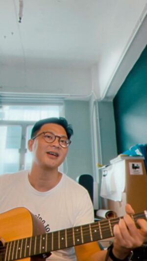Mau Hou Cheong Instagram - 上世紀與摯友初次聊起這歌，緣於歌神《愛與交響曲演唱會》那張現場錄音唱片，其時更愛他在裡頭的講話，很逗趣，尤其提到有關《生命的插曲》言中男士心聲；不過這曲前一首的《歲月流情》，在反覆聽過後，早在心頭佔上一個位置。

後來某個應付高考通宵溫書的晚上，在收音機再次聽到這歌，仍記起有一位經歷親人離世的年輕人，致電phone in節目，主持人撫恤著哽咽的他過後，徐徐播起《歲月流情》，十八歲的我，蜷在被裡，不知怎的聽到淚流滿面。

或許這股感動叫人很快認定，若然要以一首歌表達對美好事物行將結束的感慨，《歲月流情》實在太適合了，如是者九九年夏天中七謝師宴，選唱了這首《歲月流情》，更甚，三年後大學的謝師宴中，又再選唱，場地由尖沙咀的酒店，變成沙田區內的酒樓；我賣力的唱，沉醉其中，著緊的只是不要走音，運氣夠不夠，歌詞一如平日K房裡唱出就算；今日想起，才二十出頭的自己唱《歲月流情》，應該沒有用心體會歌中意義，有點作狀，有點老人精了。

兩場謝師宴已是二十多年前的事，在沙田酒樓一晚，新傳學院院長叮囑大家行將畢業就須面對一波就業困境，他說我們會比上一屆更難，市道將會越來越差，勸勉同學咬實牙關，未幾一年後，沙士真的來襲，院長大概擁有預知能力。

而在中學那場謝師宴，慶幸大家都拍下很多相片，叫記性不好的，日後翻開相簿，都能重回當夜；當年每張青春臉龐，現在都各自在人生旅程奔馳，有的在這裡，有的在彼邦，數月前，有一位先到天國了。

此時此刻，慢慢明白，有些歌還是要到人生某個階段再聽再唱，才能確切感受箇中意義。

#cansionvieja #歲月流情 #謝師宴 #1999 #2002 #cantaencasa #龍歌晚唱