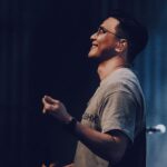 Mau Hou Cheong Instagram - 相信四十三年前的全球暖化沒有今日嚴重， 要界定的話，我算是個秋涼時節出生的小孩。 每年暑氣始退，微風吹起之時，又大一歲了。 今年收到的祝福裡頭，有朋友祝願再添一歲智慧，也有朋友叫我不要長大，有點矛盾，但回神過來，都是暖心提醒。 出世那天同樣是媽媽剖腹生我那天，她雖已在數年前畢業了，但在生辰附近特別容易憶起她，以前總是她給我生日利是，這三年，都換爸爸交到我手。 最近埋首一條短片製作，要會見一批特約演員，當中有個婆婆，在試鏡交談時先知道她剛好跟媽媽同歲， 也越看越覺她眼熟，一下記起不久前追電視劇看過她飾演的一個被無良僱主欺負的清潔工人角色，那時從其神緒已不小心憶起母親，沒料到數天前在試鏡時親身遇上，婆婆因為我說認出她而感到高興，我也在仿似借來的時間裡面，多想念媽媽一遍。 今年遇上不少事與願違的事情，如果智慧真的在隨年增長，願我能越見從容的對待未來每一次順流逆流，也能在保持童真下，繼續幹著自己一直喜歡的事。 #birthday #cumpleaños #madre #念 #padre #makewish #life #vivalavida