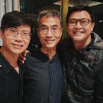 Mau Hou Cheong Instagram - 舊機構舊老細羅華下月移民，光是與他Farewell也吃了兩頓飯，席間話題不絕，與他和一眾同事的相處往事似雪片飛來。 記得零一年當暑期實習生，被監製派到新傳大師兄身後，學習當助理編導的學徒，師兄一邊忙著預備自己首套導演作品，一邊要帶「煙腸」，一邊再替羅華籌備新節目片頭短片拍攝；拍攝日是實習的第一個周末，記憶中因為颱風一再延期，師兄就著我一同到現場幫手與學藝偷師，那時論論盡盡，見識又少，生平第一次看見專業的電視製作，那刻見導演一行人在不理想的天氣下也隨心拍出美麗片段，大開眼界。 當助導初年看到很多同事都能出埠拍攝節目，一直只能羨慕，大概監製總覺得我粗心大意，難委以重任，直至較後的時間，才迎來唯一一次出埠拍攝，也是跟隨羅華到廣西，攝製一條人瑞村莊的紀錄片，身處窮鄉僻壤，嚐盡苦樂，真切體會出外拍攝不是閙著玩，見到華哥與攝影師旅程中間的磨合，到後來完成工作那份歡愉，最後一天，一行三人在投宿的老房子後院晚飯過後，說著無聊笑話，機頭吐著愜意的煙圈，滲進眼前慢慢轉藍的天色。 有一年公司祭出新工種分類，在助導以外，再添加一個叫multi-tasking的助理編導，懂得操作一般拍攝器材或者進行簡單剪接的同事都可申請，獲得加薪，我很快申請成功，其後獨自替羅華拍了半天外景，還記得拍一個馬房，但事後的footages完全未達水平，不能用，被他嚴厲訓示了一頓，說我這樣下去極容易給人垢病，自己還得認真增值，提升自己，在舊機構前後五年，被不同監製導演訓話不計其數，但那次真的感到他在替我設想。 可羅華也是第一位讓我初嚐導演滋味的人，那年公司管理層有個新構思，讓員工自發組隊創製節目，在那系列裏面，他想到在一集半小時節目內一口氣拍攝七條短片故事，更把其中兩條交到我跟另一位同屆同學手中，經歷過三年在中文科教育電視相對刻板當副導的磨練與等待，得此機會帶點難以置信，一路做一路如履薄冰，但當時那小團隊的一眾前輩導演都給予很多鼓勵， 那一年，總算有自己的作品了。 零七年辭工去，開始樂隊事業，但我們幾個要好同事這些年都會聚頭，前輩與同輩，大家都有種歷久常新的師徒感情；當知道華哥要辭行，很多good old days回憶一下湧來，原來是會招架不住。好想向他道謝，願他一家到外國後，能輕鬆自在。 又想起零一年，實習時首次跟場協力的片頭短片從屬一個叫《現代童話》的戲劇節目，開場音樂配上張學友《沒有童話時》，於我而言，畢業後這第一份工遇過很多好人好事， 根本也是一部童話。 願所有授教過的，砥礪過的都安好快樂。 至沒童話時， 仍同奔馳。 #ciao #mitrabajoprimero #現代童話 #teen外有天 #零和一的遊戲 #黃金歲月 #願你去到新天地 Hong Kong
