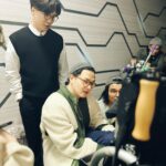 Mau Hou Cheong Instagram - 拍攝MV在今年二月，農曆年剛過，我們穿得厚厚的，那晚在一個近年經常被不同影視作品租用的大廠房，還有一條筆直的長堤壩，拍著《光之道》。 常常想拍攝到底是一種怎樣的事情？記得在舊機構教曉我很多的前輩說過，外景的時候，看見哪怕是一個很短的鏡頭，但只要我們被此鏡頭觸動到，一切的付出都值得的；那夜，我尾隨踩著滑板的女演員和踏著風火輪的攝影師在堤壩上來回奔走了幾回，看到在前期預備時大家猜想那些畫面會怎樣怎樣，當一切都被攝下，確有一種滿足感湧現。 那陣子，我們都像羅馬尼亞德古拉伯爵，奢想日光遲多一點才出現，好讓多嘗試一兩take，不過太陽慢慢升起，拍攝也只能到此為止。 總之，每次拍攝都是新體驗，心臟有時還未夠大，要盡快練大一些。 再次感謝很棒很棒的團隊。 Cast (sequence of appearance) Nicky Wong 王雍泰 @nickykywong Alan Po 布志綸 @mralan229 Fu Jane @f_ujane Director of Photography Sam Chan @samchan711 Focus Puller Sokin @waikinso Camera Assistant Tang Yik Hei @yikheiaaa Leung Nin Hong @dl.518 Gaffer Tai Tsz Hin(Billy) @billythetiger Electrician Chow Ka Ho @louischow Tsang Cheung Lun @michaellun Tai Tsz Hin(Jerry) Art Director Rachel Chan @vewschan Make-up Artist Kineta Cheung@Wendy’s Workshop (Alan) @kinetacheung @wendys_workshop Joanne_StarryAvenue (Jane&Nicky) @joanne_starryavenue Hair Stylist Terry Yeung (Alan) @terryyeung_08 Joanne_StarryAvenue (Jane&Nicky) @joanne_starryavenue Colorist fmlik @fmlik_ Editor Jay Chow @j11.photography 6@twometerdesk @maubolung Crew Meal foodpanda @foodpanda_hongkong Special Thanks @luddite1811 @timlui001 Production Assistant redtao_ @redtao_ Producer Waiho Ng @waiho.94 Continuity Supervisor Marie Leung @marieeemeh Assistant Director Jay Chow @j11.photography Director 6@twometerdesk @maubolung #mitarbajo #光之道 #alanpo #musicvideo #布志綸 Tai Po District