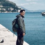 Mau Hou Cheong Instagram - 之前對克羅地亞印象，莫過他們獨立後足球隊戰跡異常彪炳，過去三十年，從蘇加到摩迪，當過兩次世界盃季軍，一次世界盃亞軍，比很多足球傳統大國都強，可這兒只有四百萬多人口，比香港還要少。 自波黑南下，途經Dubrovnik於我來說，主要是衝著《權力遊戲》主場景而來；第二天感謝天公做美，在城內跟著導賞員探秘，他不徐不疾且帶著幽默，把之前數季在這拍攝過的很多鏡頭位置娓娓道來，再者，那團也標榜沒有追劇的伙伴都能認識舊城往事，皆大歡喜。導賞團後段，導遊如之前波黑的同業，在城內指出這個是子彈孔，那個是炮彈孔，這些沒有被修復的痕跡，多年來繼續為世人做戰火塗炭生靈的見證。 克羅地亞人當時對抗的是前南斯拉夫政府軍，裡頭有塞爾維亞人，有黑山人，Dubrovnik被圍城，被轟炸，短短一兩天與這城的相處，想像這自中世紀建成的古城被戰火蹂躪，已然心痛，當年這裏被摧殘的新聞影片流出，馬上引起國際社會譴責前南斯拉夫，再逐步在外交和經濟上孤立前南政權，慢慢促成克羅地亞得到國際支持，走向獨立。 Dubrovnik很久以前是中世紀地中海海權強國拉古薩共和國，那當然沒有威尼斯共和國的霸道威勢，但仍能於當時運用外交智慧，找到一種生存之道，叫我想起《銀河英雄傳說》中的費沙自治領，還有《冰與火之歌》裡頭的Free city of Braavos，有趣的是，Dubrovnik被選址作為劇中的King‘s Landing，那虛構大陸的首都，更有讀者猜King’s Landing創作原型倒是君士坦丁堡，忽爾一段腦動跳躍，回頭更想了解他們選址這裡拍攝的原因是什麼？ 東南歐的春天下午偶有太陽，很多遊客蜂擁佔據那些綿延茶座，歐美的，亞洲的，這裡的熱閙與薩拉熱窩的寧靜形成強烈對比，據說Dubrovnik到了仲夏人潮還會更多，處處水泄不通，拜電視劇成功所賜，這座城再次熱起來了。 留在這裡最後一天，參觀了Red History Museum，裏面的展覽闡述了南斯拉夫在冷戰時期如何在東西方陣營間找到一片生存空間，同伴在旅程中提及前南斯拉夫時代，說得最多的是他們如何在當時左右逢源，展品揭示南國人的生活方式，叫人再次想到「費沙自治領」，其中有關Yugoslavian Disco Life的部分展品，叫我不由自主聯想到以前偶然聽過在串流平台找到一些以Yugoslavian Funk命名的playlists；那個年代西方與蘇聯陣營與南斯拉夫有來有往，人民生活並不如那些刻板的共產主義社會想像；當然美好時間總不會長久，博物館當然有講到南斯拉夫的隕落，然後一切再銜接回旅程較早時間，在幾個城鎮逐點逐點認識到的，那場塗炭生靈的巴爾幹戰爭。 願世界和平，人間有愛。 #croatia #dubrovnik #viajero #balkanstates #波黑克黑行 #yugoslavia Muzej crvene povijesti / Red History Museum