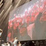 Mau Hou Cheong Instagram - 感謝2023年的馬不停蹄，讓自己成長，讓自己再次看見世界， 讓自己反覆能夠檢視自己。 記著二月時與夥伴一起完成人生第一次十公里跑的激動，之後也得提醒自己，可以的話都要多做運動，送自己一副強健體魄。 未忘那次中環海濱的音樂節表演，那夜大家終可自由脫下戴了三年的口罩，就似從泳池底閉氣一段長時間後，探頭出水呼吸空氣的一瞬。 難以忘卻迄今我們樂團到訪過最北的一站，三月的曼徹斯特，大家與我們一同合唱——你有多難過我都知；伙伴拍低當下，每每在今年的長途車程中，我自會找來重放，眼角不其然湧出一點暖。 去年與團夥一起搭乘了很多次長途機，轉過很多次車，停靠過很多車站空港，自2007年派上第一首作品，巡迴演出確是偶有夢過，但更多時間都是羨慕別人，我們伵的節奏更傾向隨遇而安，就這樣，到了2023年，是不太早，但也不太遲吧；每一場外地演出尾聲致謝時，眼前每一個觀眾給我們的回應縱然多麼真實，但卻始終帶著一絲不敢置信，再次感謝海內外知音們的熾熱叫再酷寒的緯度地區，還有那偶然灰冷的心境全都回暖起來。 跟著巡演大隊，有幸重遊不少舊地，重踏闊別十多年的名勝景點，更重遇那個三十而立不久，憧憬著作品能夠帶給世界哪怕一丁點改變的自己，他在柏林圍牆的殘垣前想像人民鑿破的一刻，在查理檢查站前於Horizon Perfekt的view finder幻想紅軍入城的景象，在巴塞隆納海灘上凝望住兜售廉價太陽眼鏡失敗的非洲人和大陸人的背影； 三年封關，歲月蹉跎，理應不惑的我，不知不覺原來已被很多事情磨鈍，轉眼2024，願望繼續對這世界好奇。 年終回到樂團演出起點匯星，演奏六場定名Juntos的音樂會，讓2023得償圓滿，坦言感受很多，都仍在整理中；可首次跨年演出，能一同與知音們唱著，跳著，吶喊著，看到著緊的人兒差不多都來齊了，願我們繼續用音樂載著故事，懷著信念，使旋律翻山越嶺，漂洋過海，一直這樣頌唱下去。 信念，故事，著緊的人和貓，還有音樂，以什麼形式都好，我都會帶在心上，2024，Vamos Juntos！ #2024 #happynewyear #felizanonovo #felizañonuevo