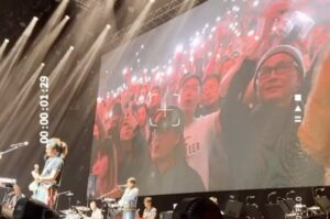 Mau Hou Cheong Instagram - 感謝2023年的馬不停蹄，讓自己成長，讓自己再次看見世界，
讓自己反覆能夠檢視自己。

記著二月時與夥伴一起完成人生第一次十公里跑的激動，之後也得提醒自己，可以的話都要多做運動，送自己一副強健體魄。

未忘那次中環海濱的音樂節表演，那夜大家終可自由脫下戴了三年的口罩，就似從泳池底閉氣一段長時間後，探頭出水呼吸空氣的一瞬。

難以忘卻迄今我們樂團到訪過最北的一站，三月的曼徹斯特，大家與我們一同合唱——你有多難過我都知；伙伴拍低當下，每每在今年的長途車程中，我自會找來重放，眼角不其然湧出一點暖。

去年與團夥一起搭乘了很多次長途機，轉過很多次車，停靠過很多車站空港，自2007年派上第一首作品，巡迴演出確是偶有夢過，但更多時間都是羨慕別人，我們伵的節奏更傾向隨遇而安，就這樣，到了2023年，是不太早，但也不太遲吧；每一場外地演出尾聲致謝時，眼前每一個觀眾給我們的回應縱然多麼真實，但卻始終帶著一絲不敢置信，再次感謝海內外知音們的熾熱叫再酷寒的緯度地區，還有那偶然灰冷的心境全都回暖起來。

跟著巡演大隊，有幸重遊不少舊地，重踏闊別十多年的名勝景點，更重遇那個三十而立不久，憧憬著作品能夠帶給世界哪怕一丁點改變的自己，他在柏林圍牆的殘垣前想像人民鑿破的一刻，在查理檢查站前於Horizon Perfekt的view finder幻想紅軍入城的景象，在巴塞隆納海灘上凝望住兜售廉價太陽眼鏡失敗的非洲人和大陸人的背影； 三年封關，歲月蹉跎，理應不惑的我，不知不覺原來已被很多事情磨鈍，轉眼2024，願望繼續對這世界好奇。

年終回到樂團演出起點匯星，演奏六場定名Juntos的音樂會，讓2023得償圓滿，坦言感受很多，都仍在整理中；可首次跨年演出，能一同與知音們唱著，跳著，吶喊著，看到著緊的人兒差不多都來齊了，願我們繼續用音樂載著故事，懷著信念，使旋律翻山越嶺，漂洋過海，一直這樣頌唱下去。

信念，故事，著緊的人和貓，還有音樂，以什麼形式都好，我都會帶在心上，2024，Vamos Juntos！

#2024 #happynewyear #felizanonovo #felizañonuevo