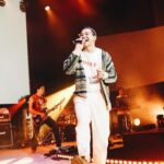 Mau Hou Cheong Instagram - 豎起耳朵，聽聽世界， 感謝搶耳音樂 @earupmusic @earup_earwin 於六月帶領我們一行四個單位去到美麗的巴塞隆拿，參與地中海邊的Primavera Sound是一世難忘的經驗，暫時這也是我見識過最大的一次音樂節。 做了音樂一段時間，常在保持謙遜和妄自菲薄中間失衡，或者現實真有太多限制，難免教人很易氣餒，但看見一同參與搶耳音樂計劃的一眾新知舊友都在不懈努力，又不其然鼓舞著自己，前面仍會有路，相信就ok! 共勉呀！ 再容我輕輕說一聲 ¡Cantamos juntos en Navidad y Nochevieja! 由24/12至到1/1 都要好狀態，健健康康開開心心！ Photo by @peteyeung1211 Happy Birthday 師兄！ #eumfest #搶耳音樂節 #rubberbandhk TungPo 東蒲