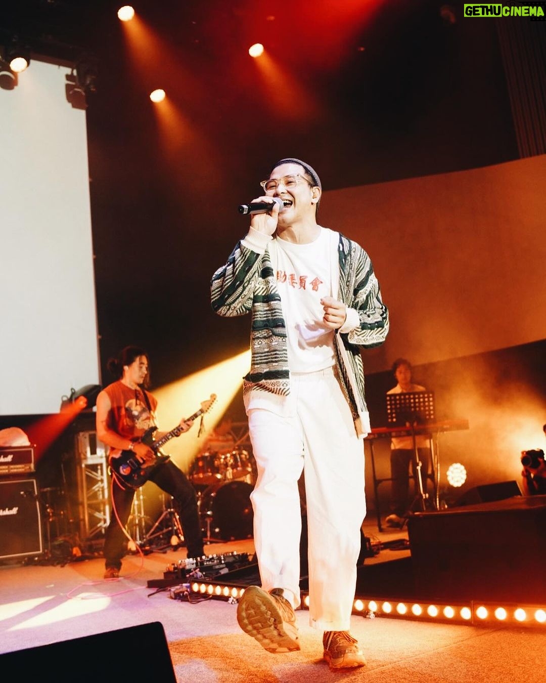 Mau Hou Cheong Instagram - 豎起耳朵,聽聽世界, 感謝搶耳音樂 @earupmusic @earup_earwin 於六月帶領我們一行四個單位去到美麗的巴塞隆拿,參與地中海邊的Primavera Sound是一世難忘的經驗,暫時這也是我見識過最大的一次音樂節。 做了音樂一段時間,常在保持謙遜和妄自菲薄中間失衡,或者現實真有太多限制,難免教人很易氣餒,但看見一同參與搶耳音樂計劃的一眾新知舊友都在不懈努力,又不其然鼓舞著自己,前面仍會有路,相信就ok! 共勉呀! 再容我輕輕說一聲 ¡Cantamos juntos en Navidad y Nochevieja! 由24/12至到1/1 都要好狀態,健健康康開開心心! Photo by @peteyeung1211 Happy Birthday 師兄! #eumfest #搶耳音樂節 #rubberbandhk TungPo 東蒲