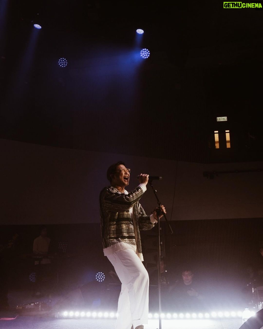 Mau Hou Cheong Instagram - 豎起耳朵,聽聽世界, 感謝搶耳音樂 @earupmusic @earup_earwin 於六月帶領我們一行四個單位去到美麗的巴塞隆拿,參與地中海邊的Primavera Sound是一世難忘的經驗,暫時這也是我見識過最大的一次音樂節。 做了音樂一段時間,常在保持謙遜和妄自菲薄中間失衡,或者現實真有太多限制,難免教人很易氣餒,但看見一同參與搶耳音樂計劃的一眾新知舊友都在不懈努力,又不其然鼓舞著自己,前面仍會有路,相信就ok! 共勉呀! 再容我輕輕說一聲 ¡Cantamos juntos en Navidad y Nochevieja! 由24/12至到1/1 都要好狀態,健健康康開開心心! Photo by @peteyeung1211 Happy Birthday 師兄! #eumfest #搶耳音樂節 #rubberbandhk TungPo 東蒲