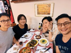 Mau Hou Cheong Instagram - 昨日11月11日成婚11周年，
與好朋友聚首梳打埠，渡這快樂一天！

疫後首次回來，多麼快樂～

#miesposa #wifey #11anniversary #macao